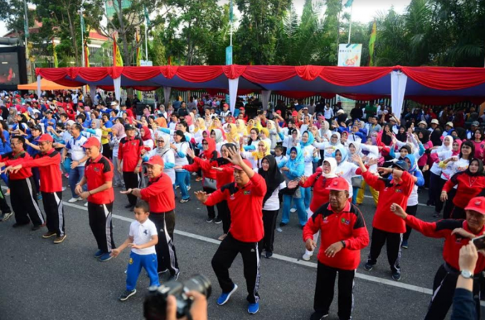Ribuan Warga Bersama Gubri Ikuti Senam Poco-Poco